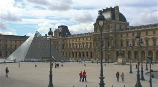Musée du Louvre près de l'Hôtel AGENOR, hôtel 3 étoiles quartier Montparnasse, chambres d'hôtel à Paris dans le 14ème arrondissement